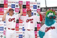 お立ち台でポーズをとる高（左）と名原（撮影・北村雅宏）