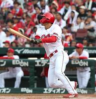 ８回、２点適時三塁打を放つ名原（撮影・北村雅宏）
