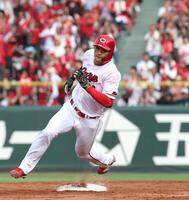 ８回、適時打を放ち、二塁ベースを蹴る名原（撮影・北村雅宏）