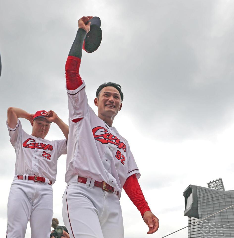 ファンの声援に応える名原（撮影・北村雅宏）