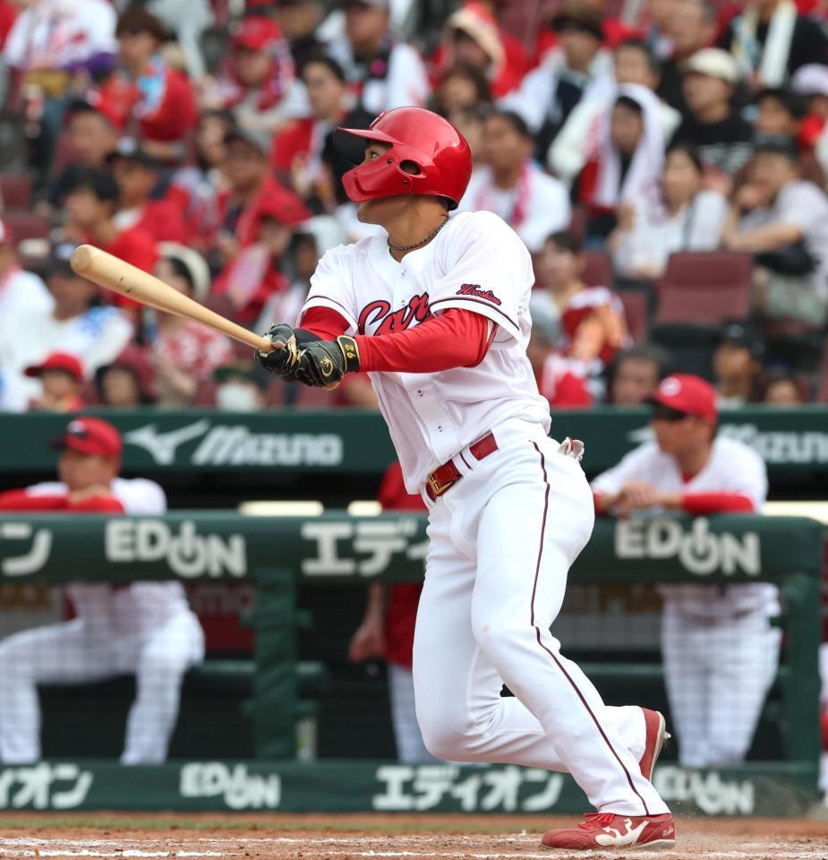 ８回、２点適時三塁打を放つ名原（撮影・北村雅宏）