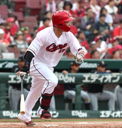 ２回、中前打を放つ持丸（撮影・北村雅宏）