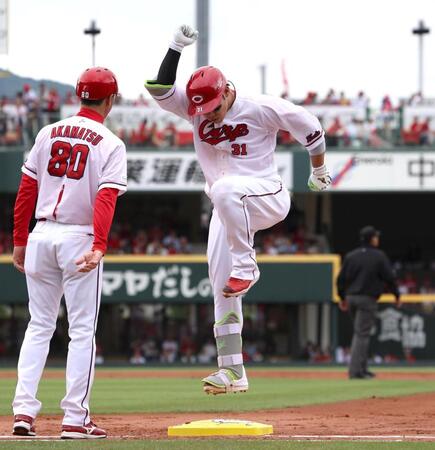 ２回、中前打を放ち、塁上でジャンプする坂倉（撮影・北村雅宏）