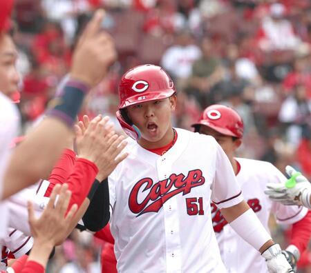 ２回、菊池の適時二塁打で生還し、ナインとタッチを交わす平川（撮影・北村雅宏）