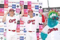 お立ち台でポーズをとる高（左）と名原