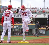 ２回、中前打を放ち、塁上でジャンプしようとする坂倉（右）＝撮影・北村雅宏