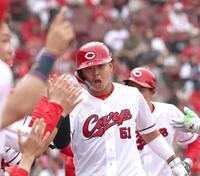 ２回、菊池の適時二塁打で生還し、ナインとタッチを交わす平川（撮影・北村雅宏）
