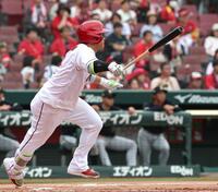 ２回、中前打を放つ坂倉（撮影・北村雅宏）