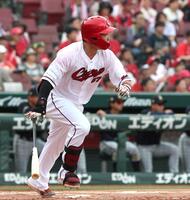 ２回、中前打を放つ持丸（撮影・北村雅宏）
