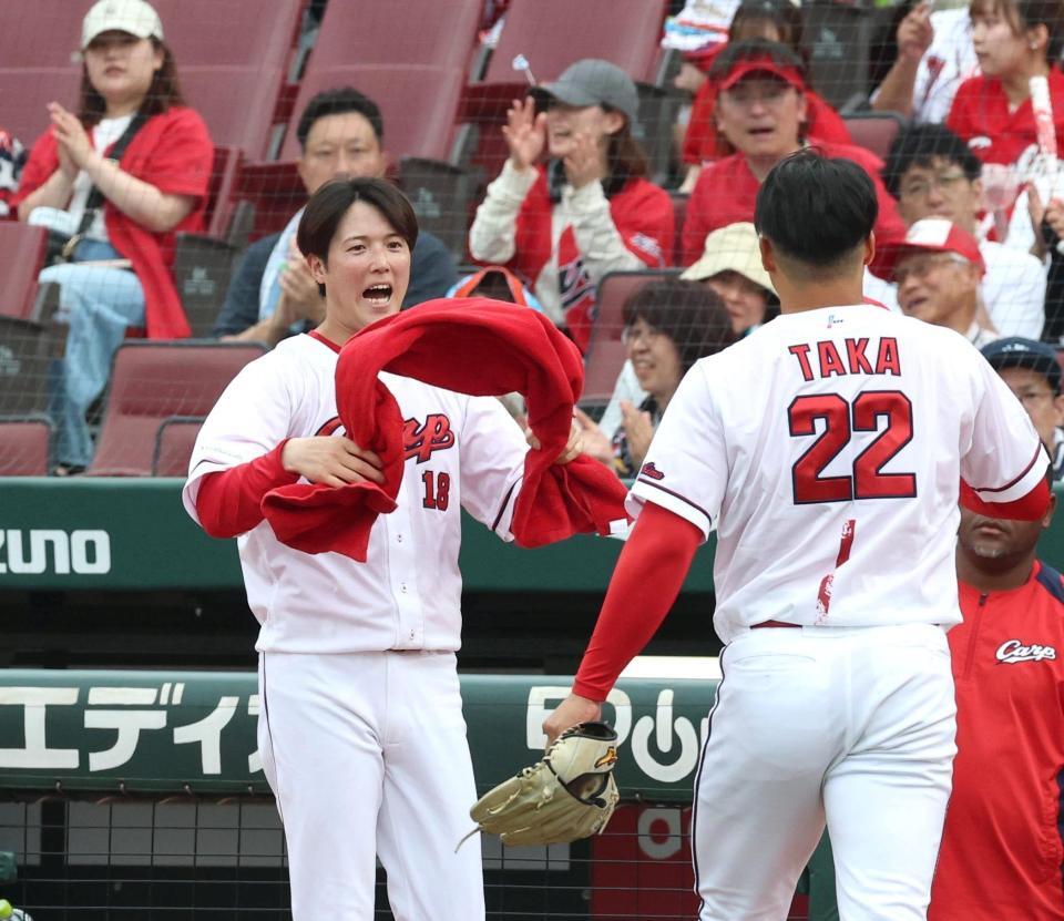 ８回、ピンチを脱した高を迎える森下（左）＝撮影・北村雅宏