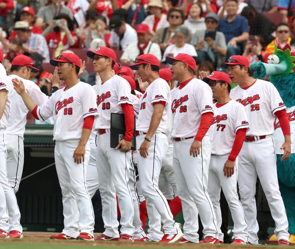 オリックスに勝利し、ナインを迎える新井監督（右端）＝撮影・北村雅宏