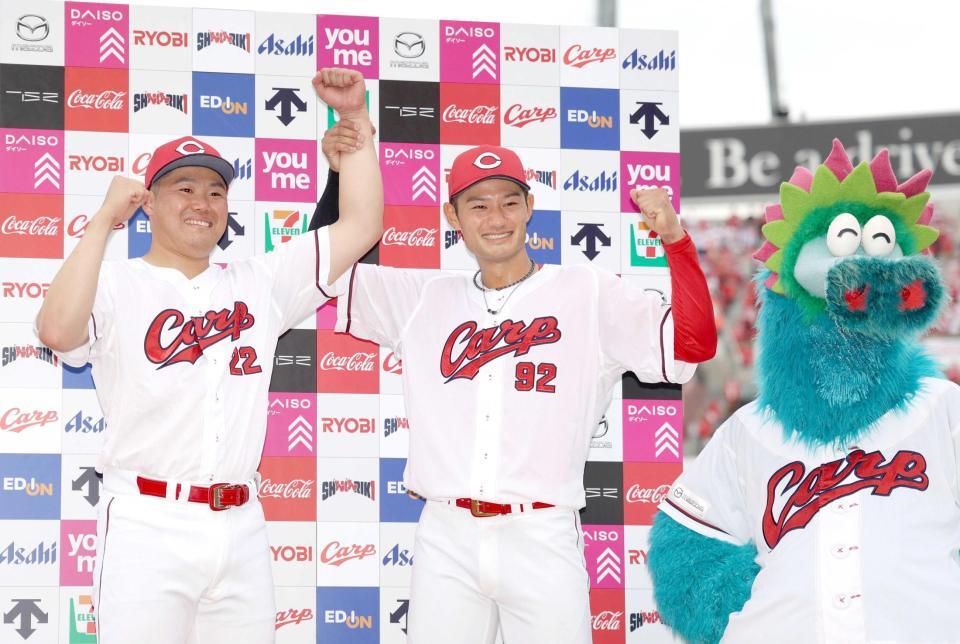 お立ち台でポーズをとる高（左）と名原