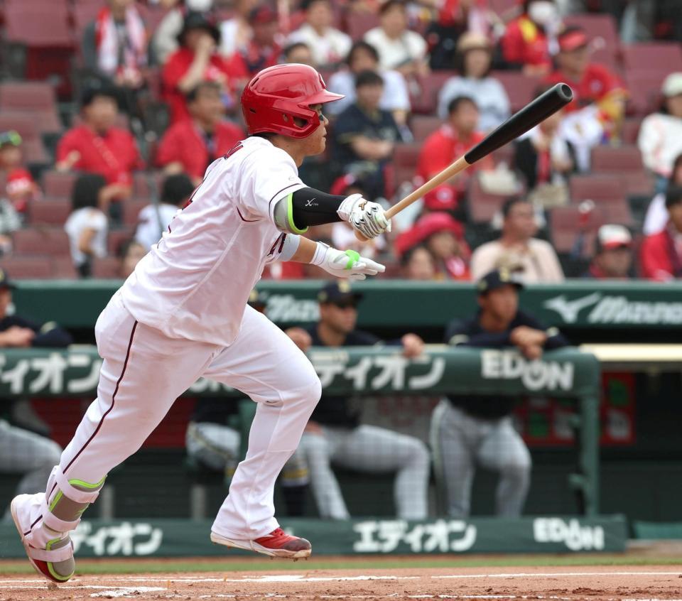 ２回、中前打を放つ坂倉（撮影・北村雅宏）