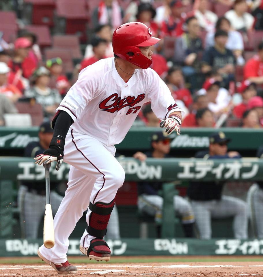 ２回、中前打を放つ持丸（撮影・北村雅宏）