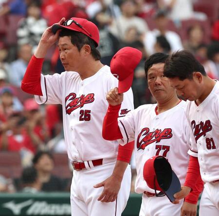 オリックスに連勝し、ファンにあいさつする新井監督（左）＝撮影・北村雅宏