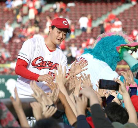 ４勝目を挙げ、ファンとタッチを交わす岡本（撮影・北村雅宏）
