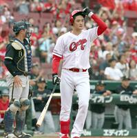 ２回、押し出しの四球を選ぶ岡本