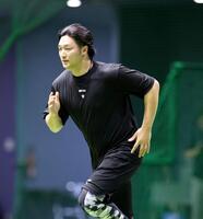 ダッシュする床田（撮影・北村雅宏）