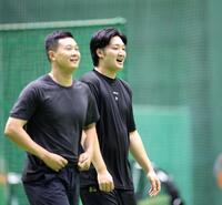談笑する床田（右）と森（撮影・北村雅宏）