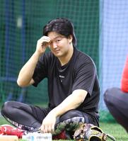 練習中、指で丸を作る？床田（撮影・北村雅宏）