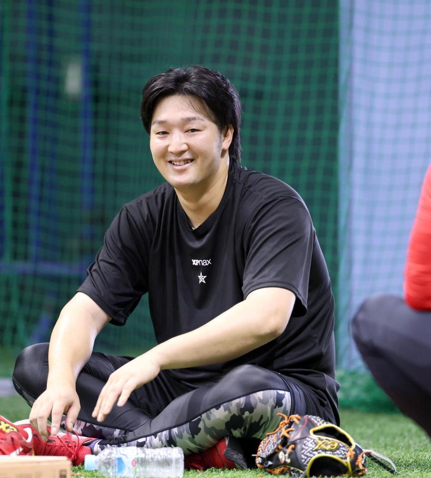 練習中に笑顔を見せる床田（撮影・北村雅宏）