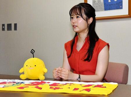 インタビューを受ける岡本アナ(撮影・畠山賢大）