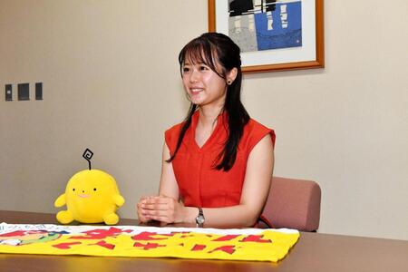 インタビューを受ける岡本アナ(撮影・畠山賢大）