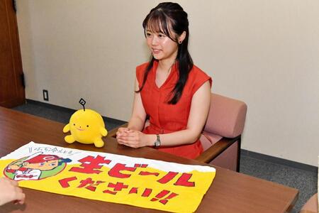 インタビューを受ける岡本アナ(撮影・畠山賢大）