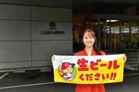 同社が販売するカープ応援オリジナルタオルを手にする岡本アナ(撮影・畠山賢大）