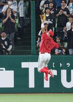 ３回、桑原の打球を好捕する平川（撮影・西岡正）
