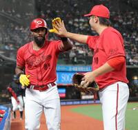 ２回、ソロを放ち、床田（右）とタッチを交わすファビアン（撮影・西岡正）