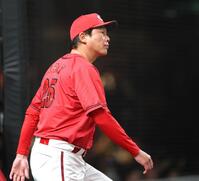 ８回、投手交代を告げに向かう新井監督（撮影・西岡正）