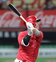 ４回、中越えソロを放つ坂倉（撮影・西岡正）