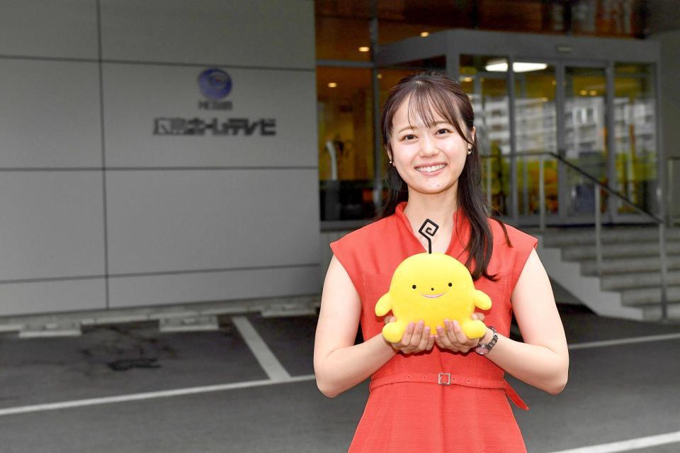 広島ホームテレビのマスコットキャラ・ぽるぽるを手に持って笑顔を見せる岡本アナ（撮影・畠山賢大）