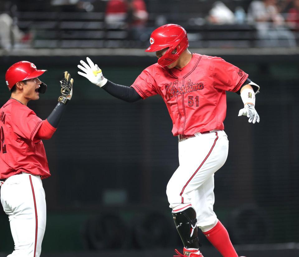 ３回、ソロを放ち、名原（左）とタッチを交わす平川（撮影・西岡正）