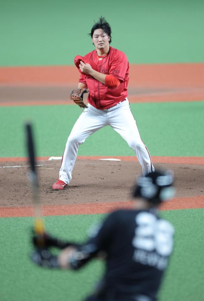１回、ネビンを二塁ゴロに打ち取る床田（撮影・西岡正）