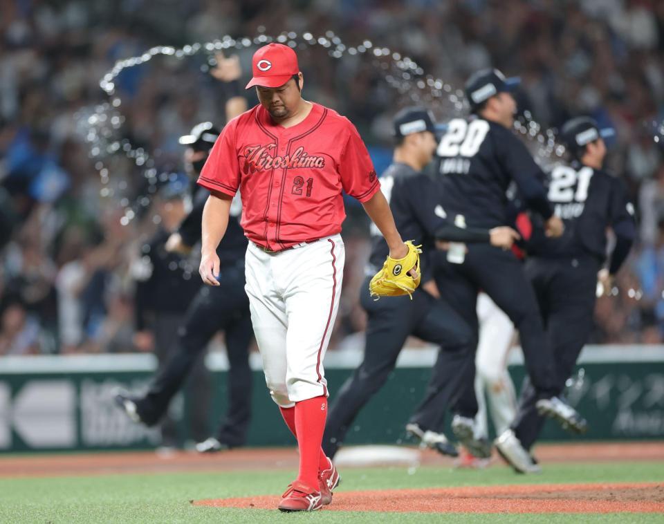９回、長谷川にサヨナラ打を浴び、肩を落として引き揚げる中崎（撮影・西岡正）