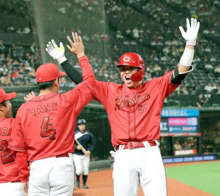３回、ソロを放ちベンチ前で声を上げる平川（撮影・西岡正）