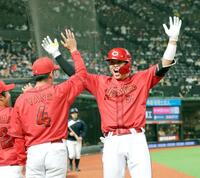 ３回、ソロを放ちベンチ前で声を上げる平川（撮影・西岡正）