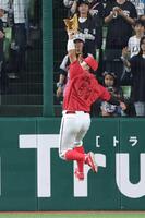 ３回、桑原の打球を好捕する平川