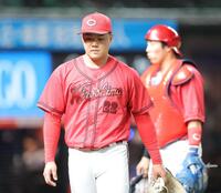１０回、長谷川にサヨナラ打を浴び、ベンチへ引き揚げた高（撮影・西岡正）