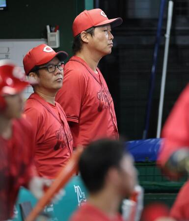 ９回、戦況を見つめる新井監督（中央）＝撮影・西岡正