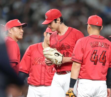 ５回途中に降板するターノック（撮影・西岡正）