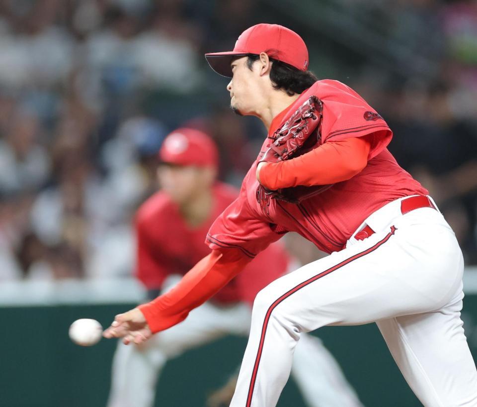 ７回に登板し力投する鈴木（撮影・西岡正）