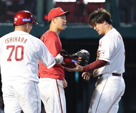 ７回、村林の逆転２点二塁打でがっくりの玉村（撮影・金田祐二）