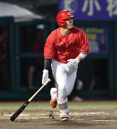 ３回、先制適時二塁打を放つ坂倉（撮影・金田祐二）