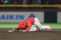 ７回、二盗に失敗しグラウンドをたたいて悔しがる名原（撮影・金田祐二）