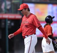 厳しい表情の新井監督（撮影・金田祐二）
