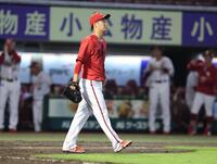 ７回、村林の逆転２点二塁打でがっくりの玉村（撮影・金田祐二）