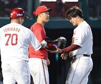 ７回、村林の逆転２点二塁打でがっくりの玉村（撮影・金田祐二）